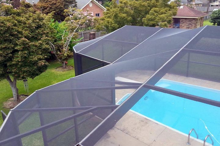 This pool enclosure follows the rounded shapes of the swimming pool in a fluid and well designed approach. The implementation is flawless and the price in budhet and time