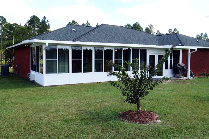 Beautiful and affordable white Sunroom typical of works in Fairhope, Daphne and Spanish fort in Alabama